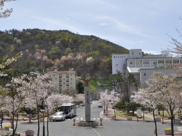 창신대학교 상징탑