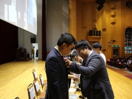 "교수님, 사랑합니다, 감사합니다! 오늘은 저희들이 발 씻겨 드릴께요" 사랑과 섬김의 세족식